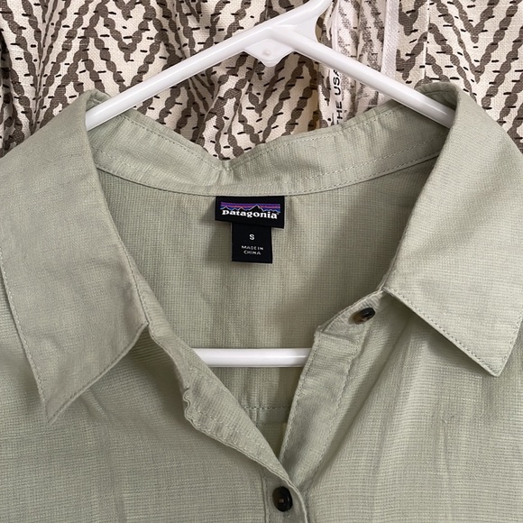 Mint green Patagonia button up, size small, barely worn - Picture 2 of 3